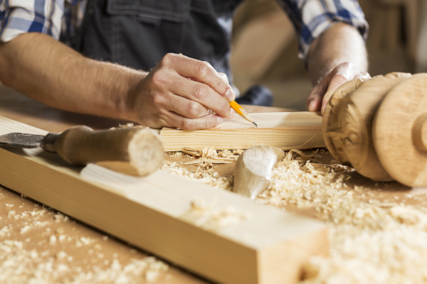 Schreiner bei der Arbeit