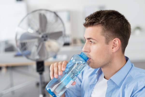 Ein Ventilator im Büro oder Zuhause sorgt für frischen Wind