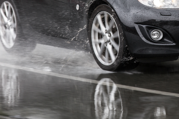 Nicht selten faehrt man mit dem Auto durch regnerisches Wetter