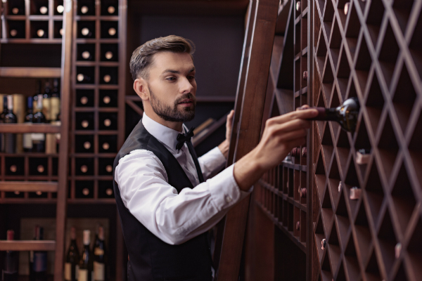 Sommelier im Weinkeller