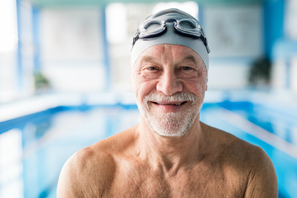 Aelterer Mann im Schwimmbad