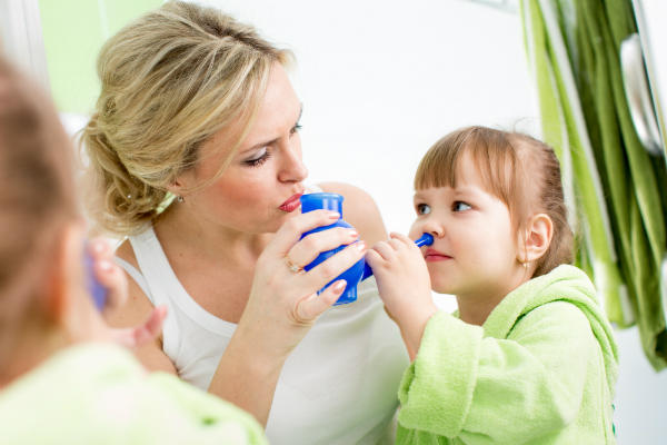 Eine Nasenspülung bei einem Kind mit trockenen Nasenschleimhäuten
