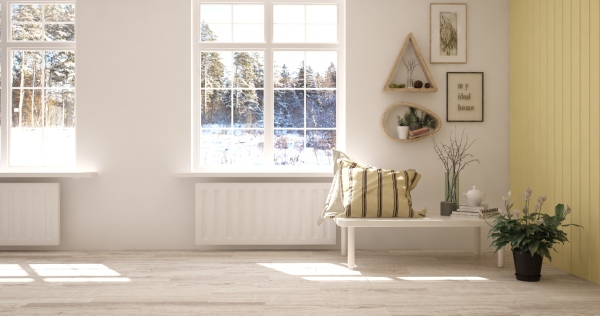 Weisser Raum mit Winterlandschaft im Fenster