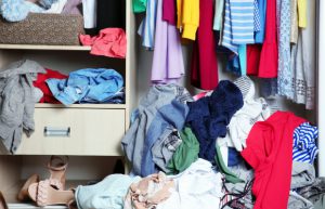 Kleidung im Schrank riecht muffig - BRUNE Magazin