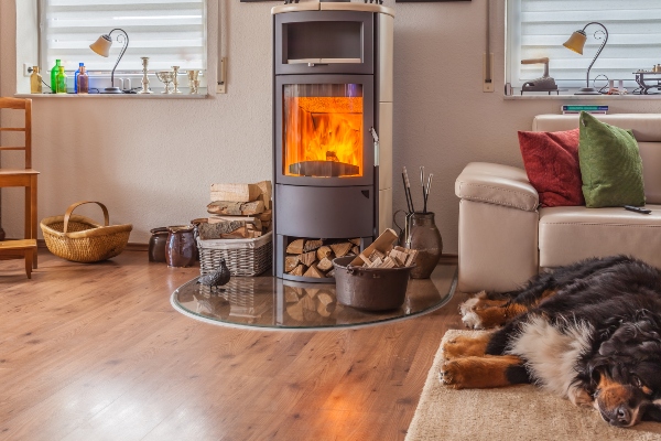 Brennender Kamin im Wohnzimmer