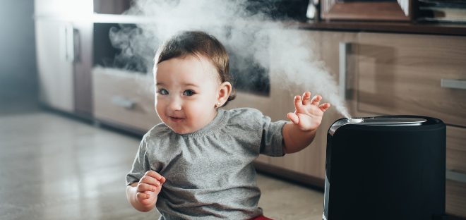 Kleinkind neben einem Luftbefeuchter
