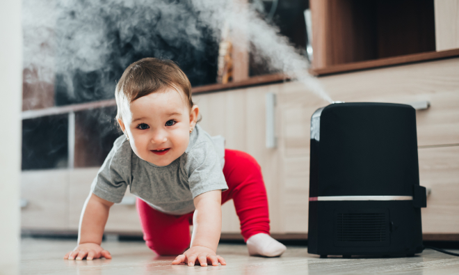 Baby neben einem Luftbefeuchter