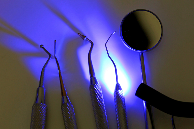 UV Licht bestrahlt Geräte aus einer Arztpraxis
