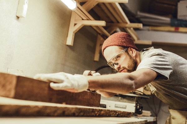 Auch Holz zählt zu den sensiblen Materialien und kann rissig werden oder aufquellen tischlerei-luftfeuchtigkeit