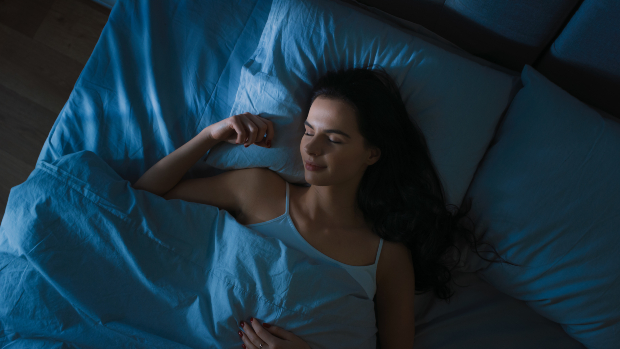 Junge Frau schläft im Bett - gesunder Schlaf bei gesundem Raumklima