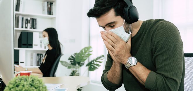 Mann niest -Luftfeuchtigkeit und Gesundheitsschutz