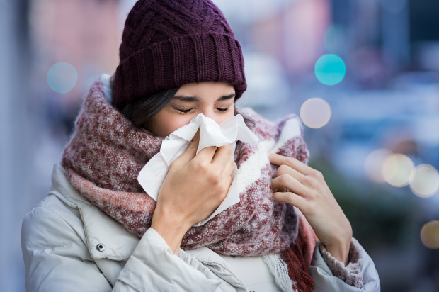 Frau niest im Winter - Aerosole verteilen sich