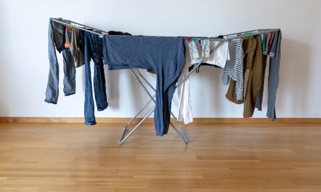 Kleidung in der Wohnung trocknen auf Wäscheständer