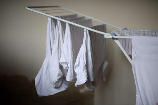 weiße Kleidung auf Wäscheständer