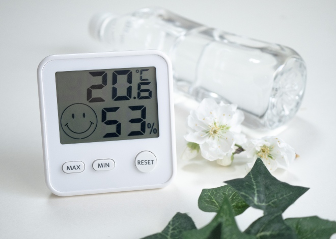 Hygrometer zeigt 20 Grad und 53% Luftfeuchtigkeit