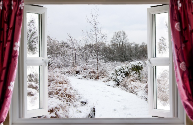 Offenes Fenster im Winter