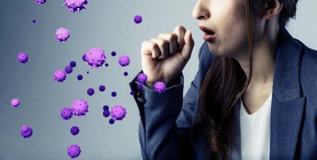Frau niest - Viren verteilen sich, Symbolbild - Virenkonzentration ist hoch beim Niesen