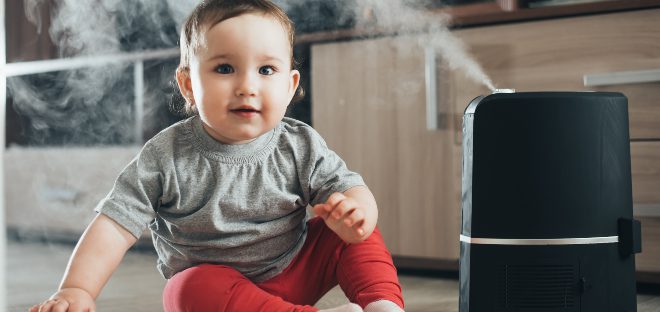 Kind-neben-einem-Luftbefeuchter