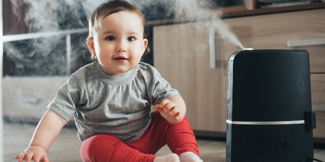 Kind-neben-einem-Luftbefeuchter
